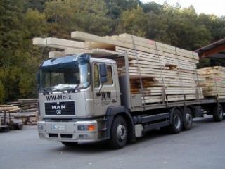 Beladener WW-Holz-Lastwagen mit Schnittholz