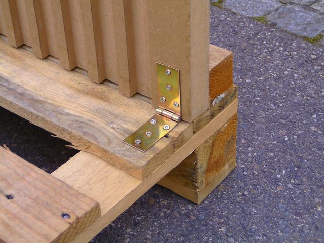 Verbindung mit Metallwinkel an einem Holzverschlag