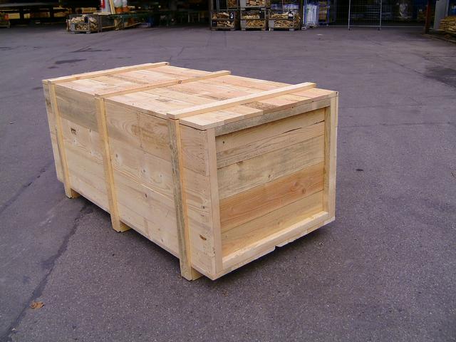 Geschlossene Holzkiste auf dem Hof