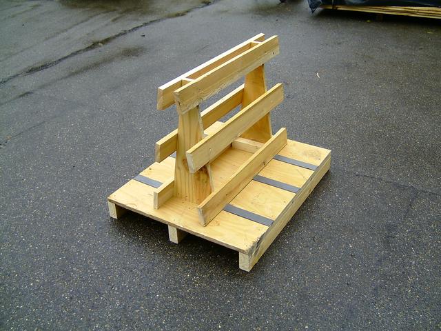 Palette mit stehendem Holzgestell