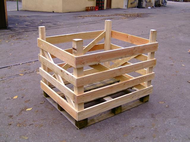 Offener Holzverschlag auf Palette